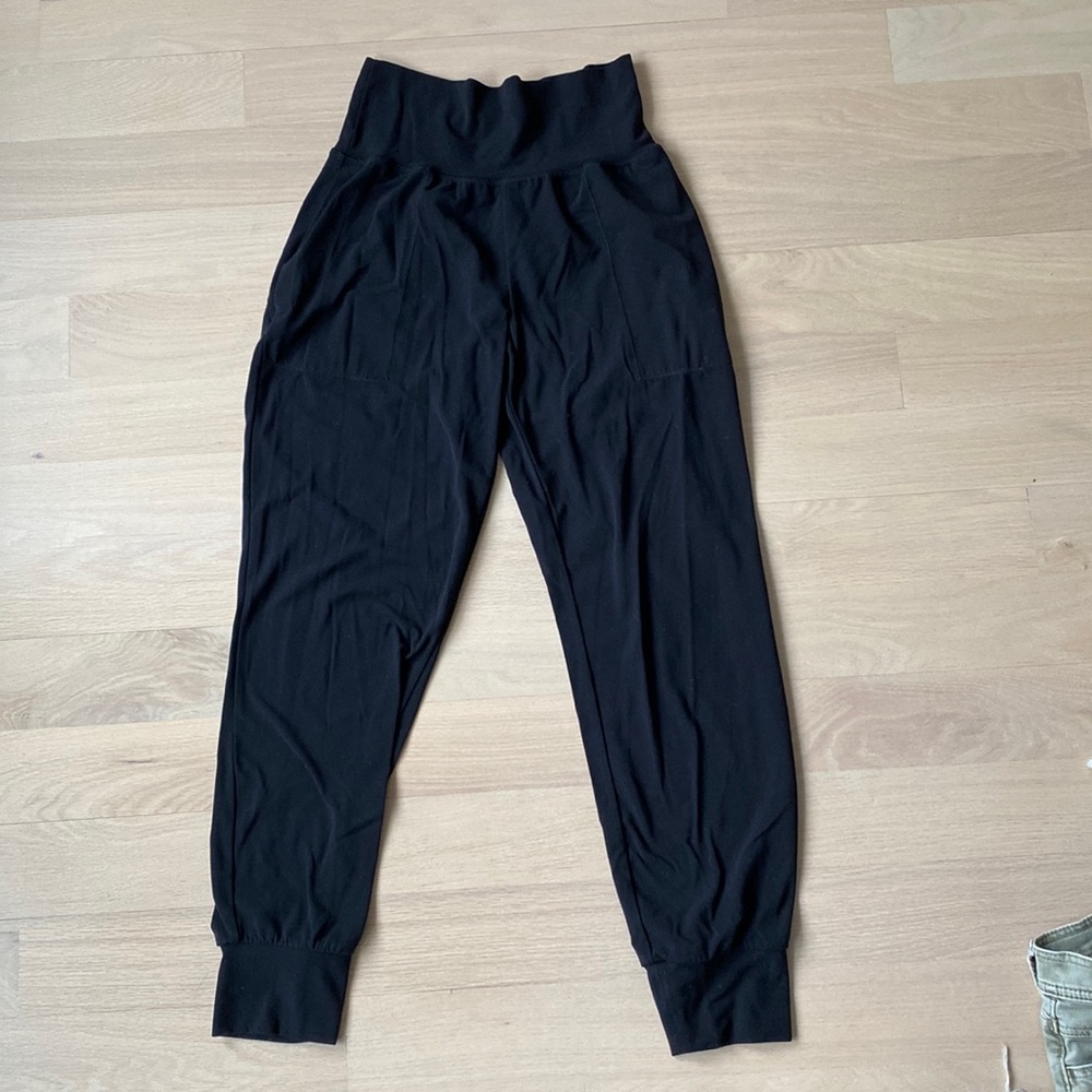 Athleta salutation joggers in black- hardly worn!